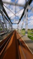fpv snel vlucht over- de spoorweg brug in zomer video