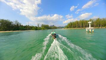 fpv voar sobre de madeira barco Navegando em a turquesa águas dentro krabi, Tailândia video