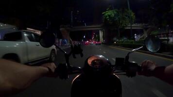 nacht hyperlapse van motorfiets rijden in weg verkeer in Bangkok, Thailand video