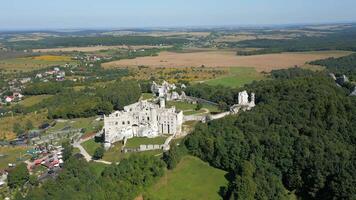 aereo Visualizza di medievale castello su collina nel Polonia video