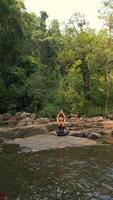 caucasian kvinna praxis meditation i tropisk regnskog, thailand. video