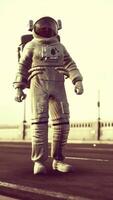 Astronaut im Raumanzug auf der Straßenbrücke video