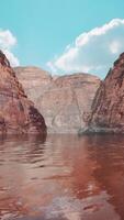 leuchtende Sonnenstrahlen, die sich im kalten Wasser des Colorado River widerspiegeln video