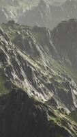 picco di montagna nella catena montuosa dell'himalaya in nepal video