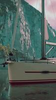 yacht in mare con isola rocciosa verdeggiante video