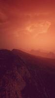 dramatisk himmel över klippiga berg vid solnedgången video