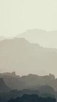 nebbia nella valle rocciosa della montagna video
