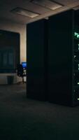 interior industrial limpo de uma sala de servidores de dados com servidores video
