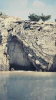 kustutsikt över en sandstrand med klippor video