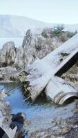 oxidado avión en peñascoso isla frente a la playa video