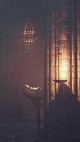mysteriös Innere uralt kerzenbeleuchtet Kathedrale video