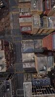 Stadt oben Aussicht von Wolkenkratzer Gebäude durch Drohne video