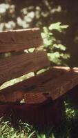 un vecchio di legno sedia sotto il raggi di il sole video