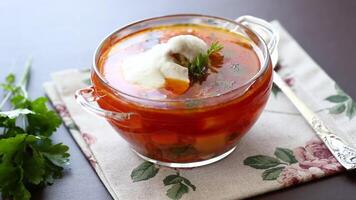 verdura la minestra con Bruxelles germogli e cavolfiore, nel un' bicchiere piatto su un' di legno tavolo video
