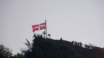 groep van mensen staand Aan heuvel De volgende naar vlag video