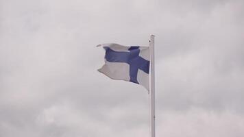 flagga fladdrande i de vind på molnig dag video