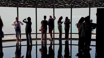 dubai - förenad arab emirates 01.05.2024 turister njuter de se från dubai skyskrapa, detta bild fångar turister njuter en panorama- se från en höghus byggnad i dubai. video