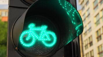 verde bicicleta placa em tráfego luz video