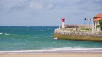 Leuchtturm Stehen im das Mitte von ein Strand video