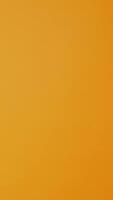 vertical retrato de sonriente modelo que lleva bolso lleno de Fresco bio comestibles, comprando en la zona crecido orgánico frutas y vegetales desde eco simpático supermercado. vegano chico apoyos cero desperdiciar. cámara b. video