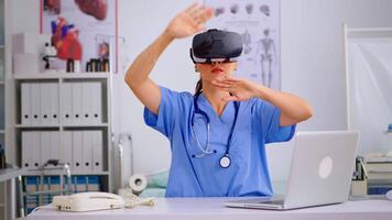 saúde médico usando médico inovação vestindo virtual realidade óculos dentro hospital. terapeuta usando equipamento dispositivo copos, futuro, medicamento, médico, assistência médica, profissional, visão, simulador video