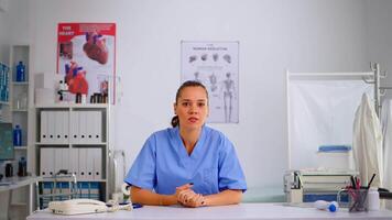 pov de joven médico en en línea llamada ofrecimiento médico apoyo a pacientes médico utilizando virtual discusión a consultar gente, telemedicina y cuidado de la salud apoyo, virtual reunión. video