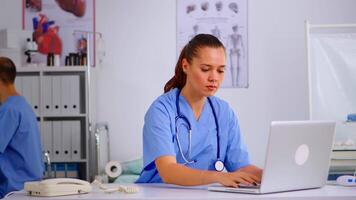 mulher enfermeira respondendo Telefone dentro hospital recepção, telessaúde, verificação paciente encontro. fêmea enfermeira, médico tendo uma telefone conversação com doente pessoa durante consulta, remédio. video