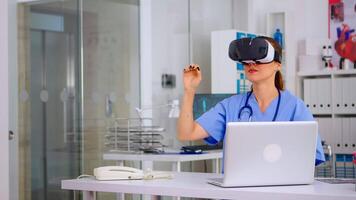 médico enfermeira experimentando virtual realidade usando vr óculos dentro hospital escritório. terapeuta usando médico inovação equipamento dispositivo copos, futuro, medicamento, médico, assistência médica, virtual, simulador video