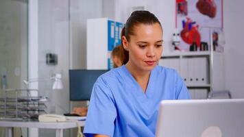 hombre médico facultativo respondiendo teléfono llamadas y Planificación equipo woking en antecedentes. cuidado de la salud médico en medicina uniforme, recepcionista asistente Ayudar con telesalud comunicación video