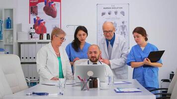 groupe de médecins ayant santé réflexion conférence dans hôpital réunion chambre. médical équipe, travail en équipe gens discuter diagnostic à propos les patients traitement problèmes record dans lieu de travail. video