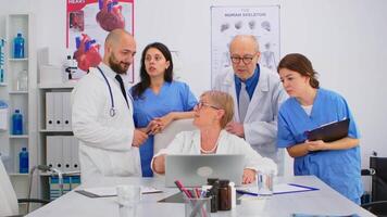 lluvia de ideas trabajo en equipo de medicos resolviendo problema relacionado a enfermedades de pacientes en moderno hospital conferencia habitación oficina. médico examen, compañero de trabajo consultante con mentor o jefe médico video