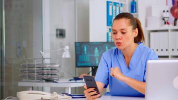 medicinsk sjuksköterska hört patient uppkopplad använder sig av smartphone, förklara behandling för sjukdom. terapeut avlägsen samråd i telefonkonferens virtuell mobil chatt Ansökan, telehälsa, portion begrepp video