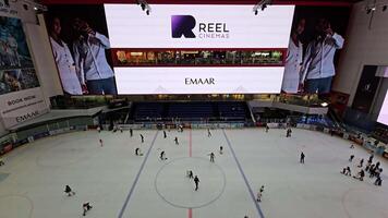 Dubai - Verenigde Arabisch emiraten 01.05.2024 ijs baan Bij Dubai winkelcentrum, bruisend ijs baan binnen Dubai winkelcentrum, met mensen het schaatsen en genieten van hun tijd. video
