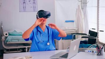 cuidados de saúde médico experimentando virtual realidade usando vr óculos dentro hospital clínica. terapeuta usando médico inovação equipamento dispositivo copos, futuro, medicamento, médico, virtual, simulador video