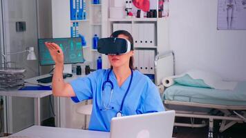 professionnel médecin portant virtuel réalité des lunettes en utilisant médical innovation dans hôpital. chirurgien travail avec équipement appareil, avenir, médecine, , soins de santé, professionnel, vision, simulateur video