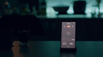 mobile téléphone avec sans fil éclairage automatisation Logiciel mis sur cuisine bureau dans vide maison avec intelligent système, tournant sur lumières. téléphone intelligent avec haute technologie app contrôler électricité efficacité video