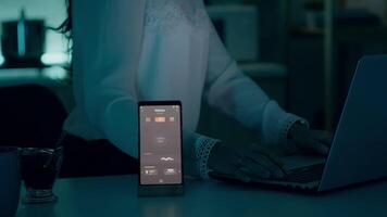 Frau mit Clever Zuhause App mit Stimme Assistent steuern Licht drehen es An, reden beim Smartphone mit hoch Technik Anwendung. Person halten Handy, Mobiltelefon mit modern Software im Automatisierung Haus video