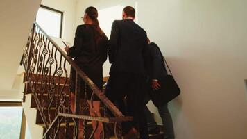 Geschäft Arbeitskräfte Gehen oben auf Treppe im Finanzen Gebäude vorbereiten zum Treffen mit Unternehmen Manager und Büro Exekutive. Gruppe von Fachmann Geschäftsleute Arbeiten im modern finanziell Arbeitsplatz. video