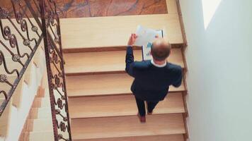 Haut vue de affaires gens escalade escaliers dans la finance entreprise bâtiment tandis que entreprise directeur et Bureau exécutif Aller bas. professionnel hommes d'affaires travail dans moderne financier bâtiment. video