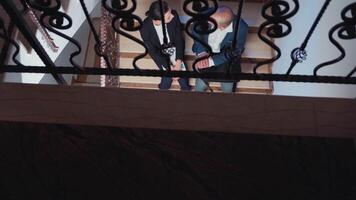 oben Aussicht von müde Projekt Mannschaft diskutieren Sitzung auf Treppe im korporativ Geschäft Büro nehmen ein brechen tun Überarbeitung. Kollege Unternehmer Arbeiten im Laufe der Zeit spät beim Nacht Herstellung Pläne zum Frist video