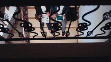 oben Aussicht von wütend überarbeitet Geschäftsfrau auf Mitarbeiter während korporativ Frist Sitzung auf Treppe mit Tablette. Frau Arbeiten spät beim korporativ Job streiten erklären schwierig Finanzen Projekt video