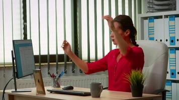 latinamerikan lady arbetssätt i modern kontor tidigt i de morgon. entreprenör comming på arbete, i professionell arbetsyta, arbetsplats i personlig företag skriver på dator tangentbord ser på skrivbordet video