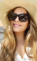 belleza, verano fiesta y moda, cara retrato de contento mujer vistiendo sombrero y Gafas de sol por el mar, para protector solar spf productos cosméticos y playa estilo de vida Mira foto