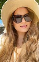 belleza, verano fiesta y moda, cara retrato de contento mujer vistiendo sombrero y Gafas de sol, para protección de la piel productos cosméticos, protector solar spf estilo de vida Mira foto