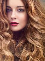 hermosa moderno mujer con volumen peinado, largo lujoso pelo y belleza constituir, atractivo Mira cara retrato para lujo Moda y natural productos cosméticos foto