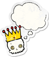 crâne de dessin animé avec couronne et bulle de pensée comme autocollant usé en détresse png