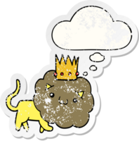 Cartoon-Löwe mit Krone und Gedankenblase als beunruhigter, abgenutzter Aufkleber png