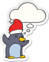 lindo pingüino navideño de dibujos animados y burbuja de pensamiento como una pegatina impresa png