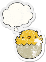 dibujos animados polluelo eclosión desde huevo con pensamiento burbuja como un afligido desgastado pegatina png