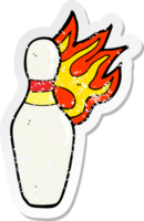 Retro beunruhigter Aufkleber eines Bowlingkegels mit zehn Stiften des Cartoons auf Feuer png